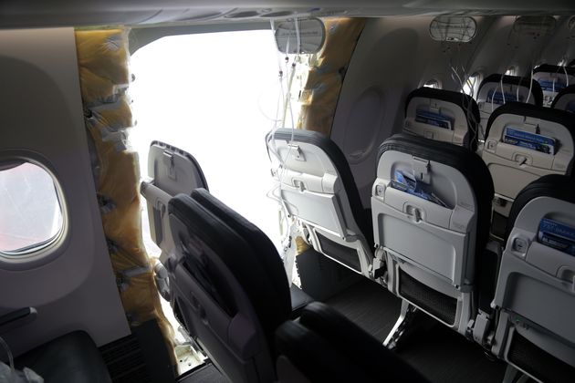 国家運輸安全委員会が公開した、アラスカ航空1282便の内部写真