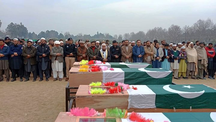 Τελετή για τους νεκρούς αστυνομικούς από βομβιστική επίθεση στο Πακιστάν (8/1/2024)