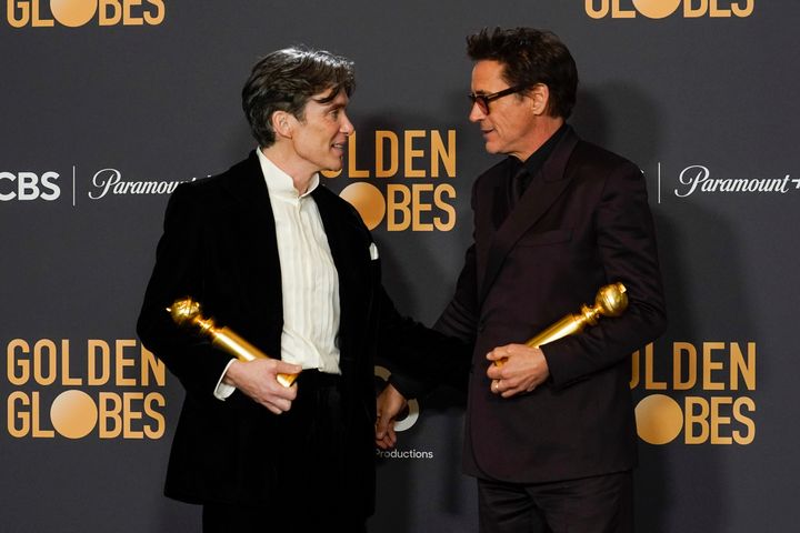 Κίλιαν Μέρφι, Ρόμπερτ Ντάουνι Τζούνιορ, αμφότεροι με βραβεία στις Χρυσές Σφαίρες 2024. (AP Photo/Chris Pizzello)