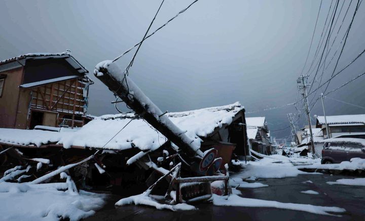 雪が降り積もった被災地＝2024年1月8日、石川県珠洲市