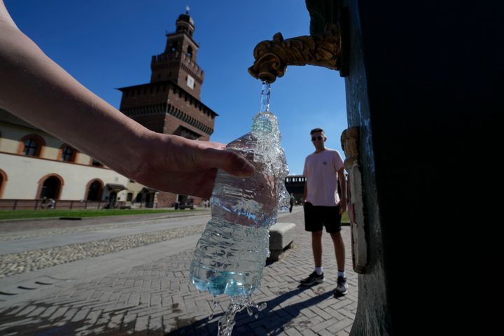 Τουρίστες γεμίζουν πλαστικά μπουκάλια με νερό σε δημόσια κρήνη στο κάστρο Σφορζέσκο στο Μιλάνο (Ιούνιος 2022). 