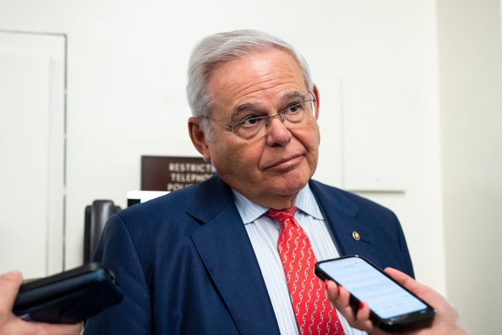 Ο γερουσιαστής Bob Menendez, μιλάει στους δημοσιογράφους στο προαύλιο της Γερουσίας μετά την ψηφοφορία στο Καπιτώλιο την Τρίτη, 9 Ιανουαρίου 2024. 