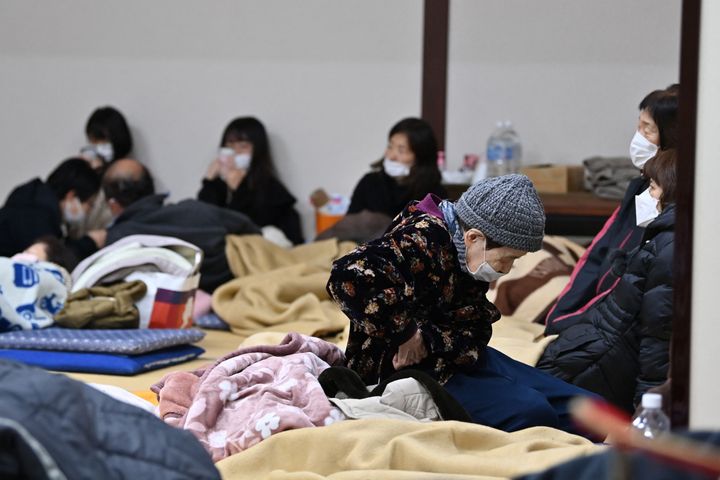 石川県七尾市の避難所に身を寄せる人たち＝2024年1月3日