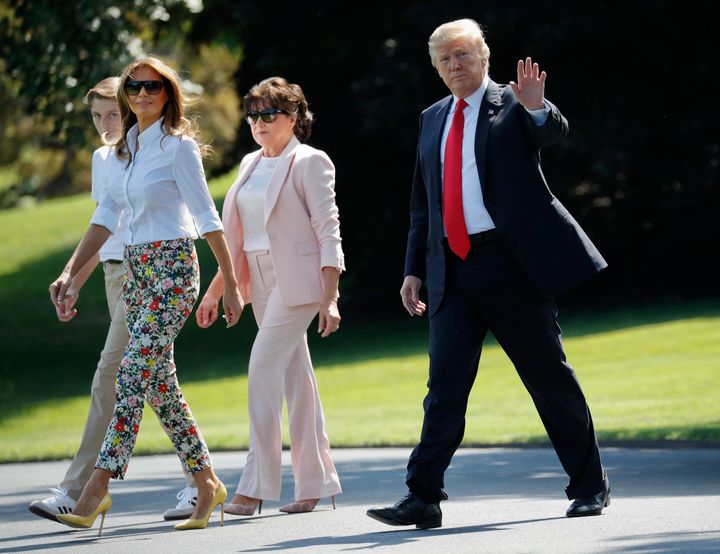 Ο πρόεδρος Ντόναλντ Τραμπ, δεξιά, χαιρετά καθώς βγαίνει έξω, με τον γιο του Μπάρον, την πρώτη κυρία Μελάνια Τραμπ και την Αμάλια Κνάους, μητέρα της πρώτης κυρίας Μελάνια Τραμπ, καθώς διασχίζουν το νότιο γκαζόν του Λευκού Οίκου στην Ουάσινγκτον, την Παρασκευή 29 Ιουνίου 2018