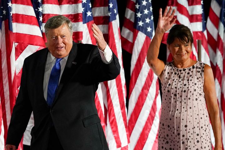 Ο Viktor Knavs και η Amalija Knavs, γονείς της πρώτης κυρίας Melania Trump, χαιρετούν αφού ο πρόεδρος Donald Trump μίλησε από το νότιο γκαζόν του Λευκού Οίκου, 27 Αυγούστου 2020, στην Ουάσιγκτον. Η Amalija Knavs πέθανε, σύμφωνα με ανακοίνωση της Μελάνια Τραμπ αργά το βράδυ της Τρίτης, 9 Ιανουαρίου 2024.