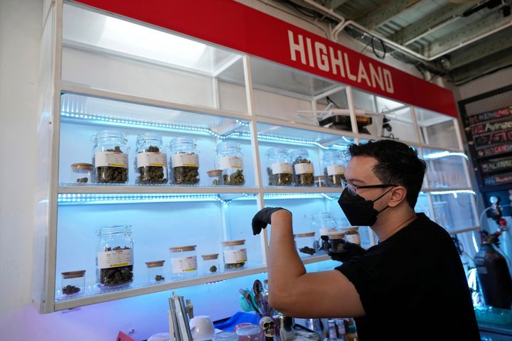 Το προσωπικό του Highland Cafe επιλέγει μερίδες μαριχουάνας για έναν πελάτη στην Μπανγκόκ της Ταϊλάνδης, Πέμπτη 9 Ιουνίου 2022. Τα μέτρα για τη νομιμοποίηση της κάνναβης τέθηκαν σε ισχύ την Πέμπτη, ανοίγοντας το δρόμο για την ιατρική και προσωπική χρήση όλων των τμημάτων των φυτών κάνναβης, συμπεριλαμβανομένων των ανθέων και των σπόρων