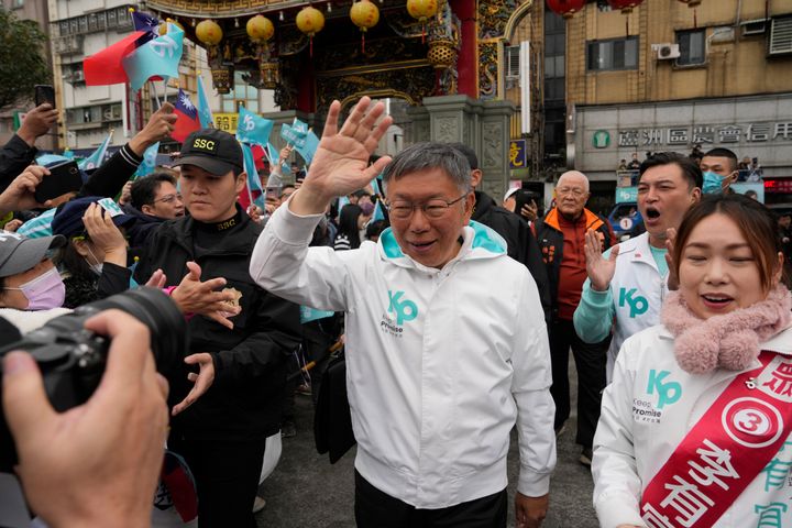 Ο Ko Wen-je, υποψήφιος πρόεδρος του Λαϊκού Κόμματος της Ταϊβάν (TPP), φτάνει σε ναό για να προσευχηθεί για επιτυχία στη Νέα Ταϊπέι, Ταϊβάν, την Τετάρτη 10 Ιανουαρίου 2024. Οι εκλογές της Ταϊβάν για την ανάδειξη του προέδρου και του 113μελούς νομοθετικού σώματος θα διεξαχθούν το Σάββατο υπό την έντονη πίεση της Κίνας, γεγονός που καθιστά το αποτέλεσμα σημαντικό για μεγάλο μέρος της περιοχής Ασίας-Ειρηνικού, καθώς και για τις ΗΠΑ