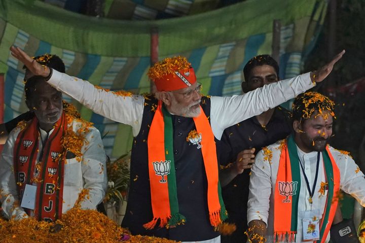 Ο Ινδός πρωθυπουργός Ναρέντρα Μόντι χαιρετά τους υποστηρικτές του καθώς φτάνει σε προεκλογική συγκέντρωση του κόμματός του Bharatiya Janata (BJP) στο Χαϊντεραμπάντ της Ινδίας, Δευτέρα 27 Νοεμβρίου 2023. Οι ψηφοφόροι στη γειτονική Ινδία, την πολυπληθέστερη χώρα του κόσμου, θα προσέλθουν στις κάλπες στα μέσα του 2024 για γενικές εκλογές που είναι πιθανό να φέρουν στον πρωθυπουργό Ναρέντρα Μόντι του δεξιού ινδουιστικού εθνικιστικού κόμματος Bharatiya Janata μια τρίτη συνεχόμενη θητεία.
