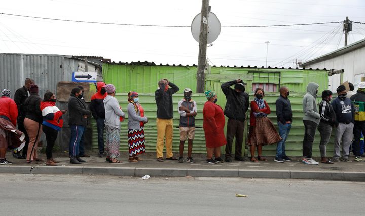 Άνθρωποι σχηματίζουν ουρά έξω από εκλογικό τμήμα στην Khayelitsha στο Κέιπ Τάουν της Νότιας Αφρικής, Δευτέρα, 1 Νοεμβρίου 2021.