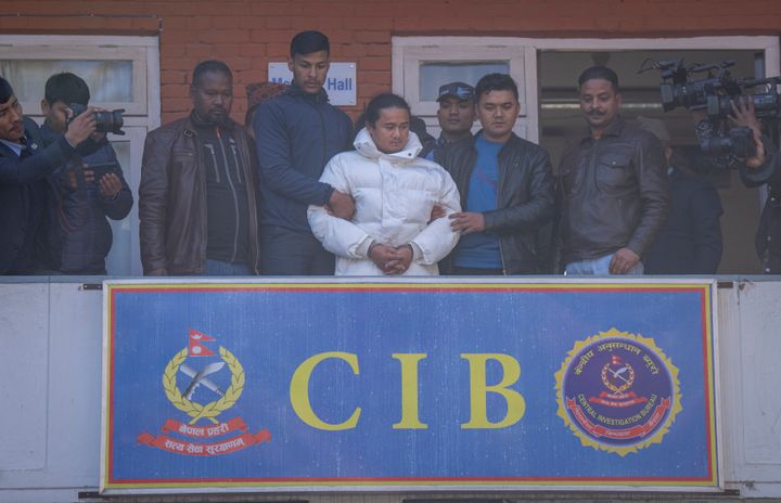 Ο αμφιλεγόμενος πνευματικός ηγέτης Ram Bahadur Bomjan εμφανίζεται με χειροπέδες κατά τη διάρκεια συνέντευξης Τύπου στο Κεντρικό Γραφείο Ερευνών στο Κατμαντού του Νεπάλ, Τετάρτη, 10 Ιανουαρίου 2024.