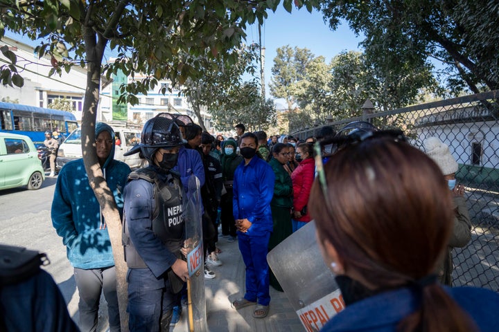 Υποστηρικτές του αμφιλεγόμενου πνευματικού ηγέτη Ram Bahadur Bomjan στέκονται έξω από το Κεντρικό Γραφείο Ερευνών κατά τη διάρκεια συνέντευξης Τύπου μετά τη σύλληψή του στο Κατμαντού του Νεπάλ, Τετάρτη 10 Ιανουαρίου 2024.