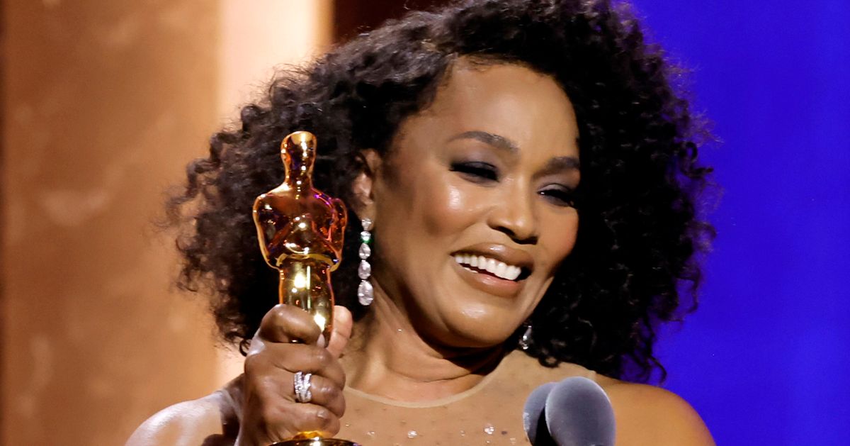 Angela Bassett Accepts Honorary Oscar With Family At Her Side - Verve times