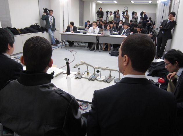 「ムスリム捜査情報流出事件」で記者会見する、被害を受けたイスラム教徒ら（手前）＝東京・千代田区、2010年12月