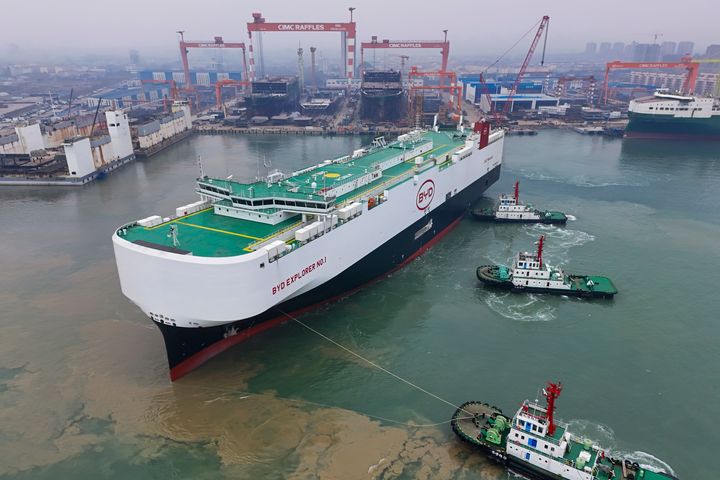 Τα ρυμουλκά τραβούν ένα πρόσφατα ολοκληρωμένο πλοίο τύπου Ro-Ro Explorer No.1 της BYD, ένα πλοίο μεταφοράς οχημάτων, που διακρίνεται εδώ μέσα στο ναυπηγείο κατά την παράδοσή του, στο Yantai στην επαρχία Shandong της ανατολικής Κίνας την Τρίτη, 9 Ιανουαρίου 2024. ( (Chinatopix Via AP)