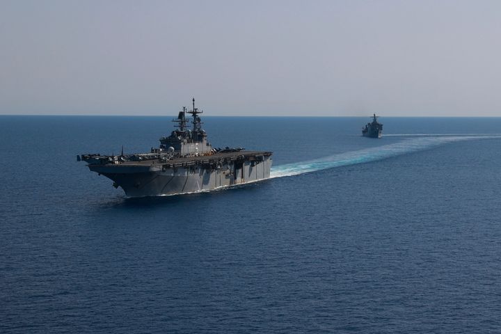 Σε αυτή τη φωτογραφία που κυκλοφόρησε από το Πολεμικό Ναυτικό των ΗΠΑ, το πλοίο αμφίβιας επίθεσης USS Bataan, μπροστά, και το αποβατικό πλοίο USS Carter Hall, πίσω, ταξιδεύουν στην Ερυθρά Θάλασσα, Τρίτη, 8 Αυγούστου 2023.