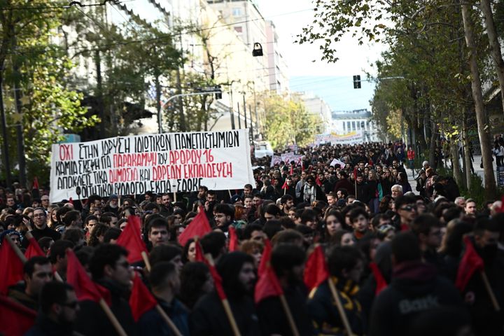 Συγκέντρωση και πορεία στην Αθήνα ενάντια στην ίδρυση μη κρατικών πανεπιστημίων, Πέμπτη 11 Ιανουαρίου 2024. Φοιτητικοί σύλλογοι αλλά και σύλλογοι διδασκόντων στα Πανεπιστήμια εκφράζουν την αντίθεσή τους στο νομοσχέδιο της κυβέρνησης για την Ίδρυση Ιδιωτικών Πανεπιστημίων στην Ελλάδα. Στήριξη και ενεργό συμμετοχή στις κινητοποιήσεις ανακοίνωσαν ΟΛΜΕ, ΔΟΕ και ΑΔΕΔΥ. (ΚΩΣΤΑΣ ΤΖΟΥΜΑΣ/EUROKINISSI)
