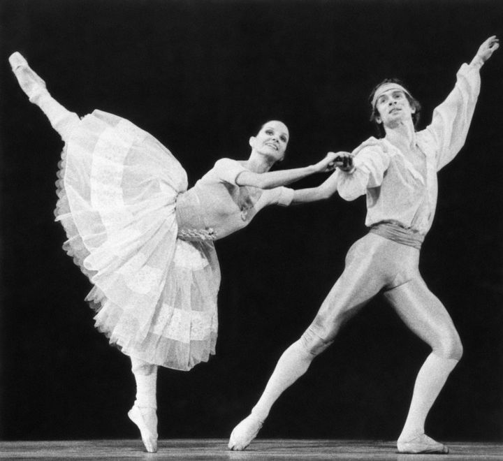 Ο Ρούντολφ Νουρέγιεφ και η Μερλ Παρκ, πρίμα μπαλαρίνα του Βασιλικού Μπαλέτου του Λονδίνου, σε πρόβα της παράστασης «Nureyev And Friends», Νέα Υόρκη, 26 Δεκεμβρίου 1974. Ο Νουρέγιεφ χόρεψε και στις 34 προγραμματισμένες παραστάσεις. (AP Photo/Suzanne Vlamis)