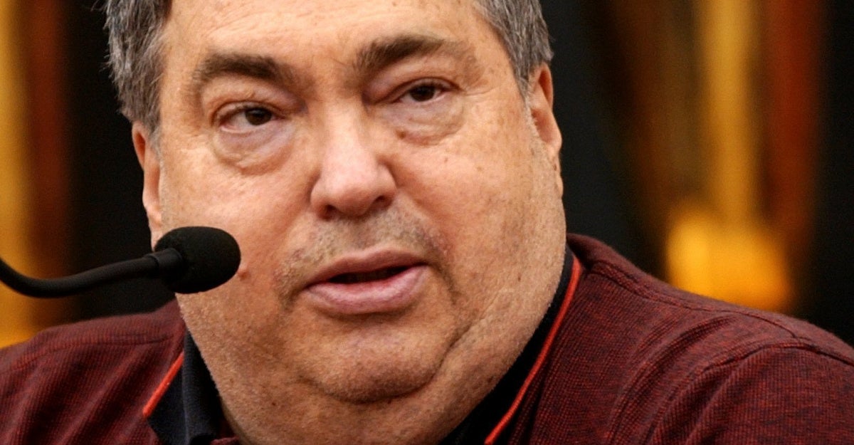 NextImg:Chicago Bulls Fans Boo As Jerry Krause's Widow Accepts Honor