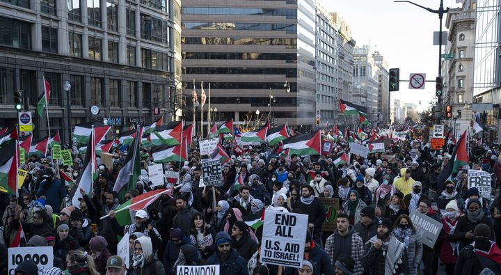Δεκάδες χιλιάδες διαδηλωτές οργανώνουν συγκέντρωση στην Πλατεία Ελευθερίας με πανό και παλαιστινιακές σημαίες για να ζητήσουν άμεση κατάπαυση του πυρός στη Γάζα στην Ουάσιγκτον των Ηνωμένων Πολιτειών στις 13 Ιανουαρίου 2024.