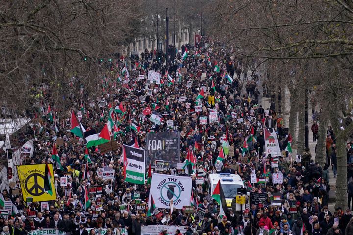 Διαδηλωτές κρατούν πανό, σημαίες και πλακάτ κατά τη διάρκεια διαδήλωσης υποστήριξης του παλαιστινιακού λαού στη Γάζα, στο Λονδίνο, Σάββατο 13 Ιανουαρίου 2024
