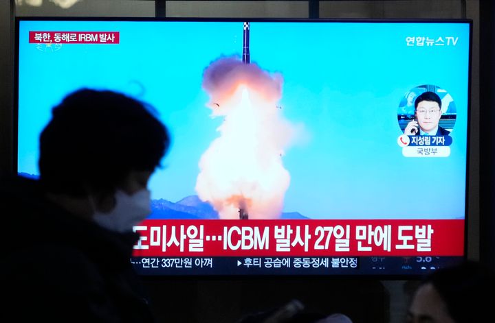Μια οθόνη τηλεόρασης δείχνει μια εικόνα αρχείου από την εκτόξευση πυραύλου της Βόρειας Κορέας κατά τη διάρκεια ειδησεογραφικού προγράμματος στο σιδηροδρομικό σταθμό της Σεούλ στη Σεούλ, Νότια Κορέα, Κυριακή 14 Ιανουαρίου 2024.