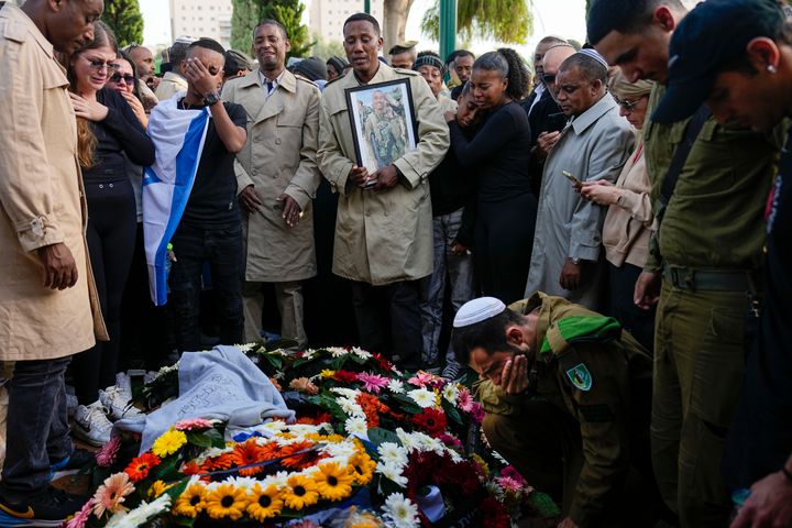 Οικογένεια και φίλοι του Επιλοχία Aschalwu Sama θρηνούν πάνω από τον τάφο του κατά τη διάρκεια της κηδείας του στην Petah Tikva, Ισραήλ, Κυριακή 3 Δεκεμβρίου 2023. Ο 20χρονος Sama πέθανε από τα τραύματά του μετά τον τραυματισμό του σε χερσαία επιχείρηση στη Λωρίδα της Γάζας.