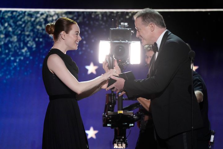 Ο Μπρένταν Φρέιζερ απονέμει το βραβείο καλύτερης ηθοποιού στην Έμμα Στόουν για την ερμηνεία της στο «Poor Things» στα 29α Critics Choice Awards, την Κυριακή 14 Ιανουαρίου 2024, στο Barker Hangar στη Σάντα Μόνικα της Καλιφόρνια. (AP Photo/Chris Pizzello)