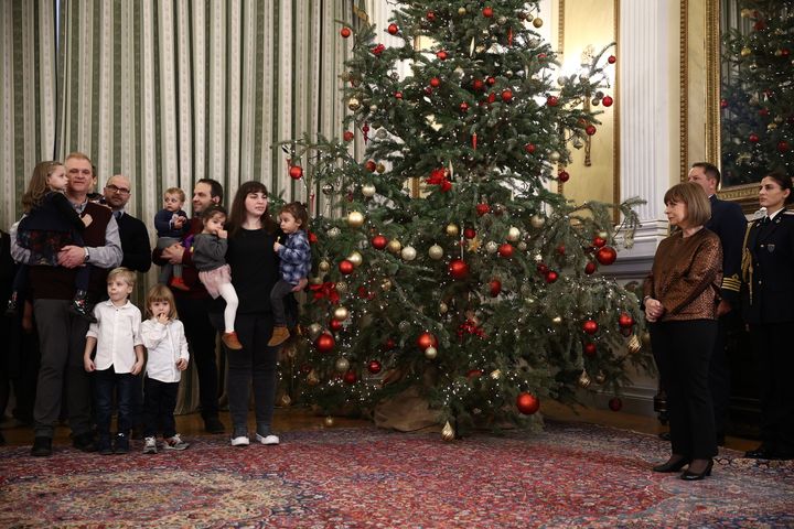 Χριστουγεννιάτικα κάλαντα από τις Οικογένειες Ουράνιο Τόξο με τα παιδιά τους, στη Πρόεδρο της Δημοκρατίας Κατερίνα Σακελλαροπούλου. Κυριακή 24 Δεκεμβρίου 2023 (ΒΑΣΙΛΗΣ ΡΕΜΠΑΠΗΣ / EUROKINISSI)