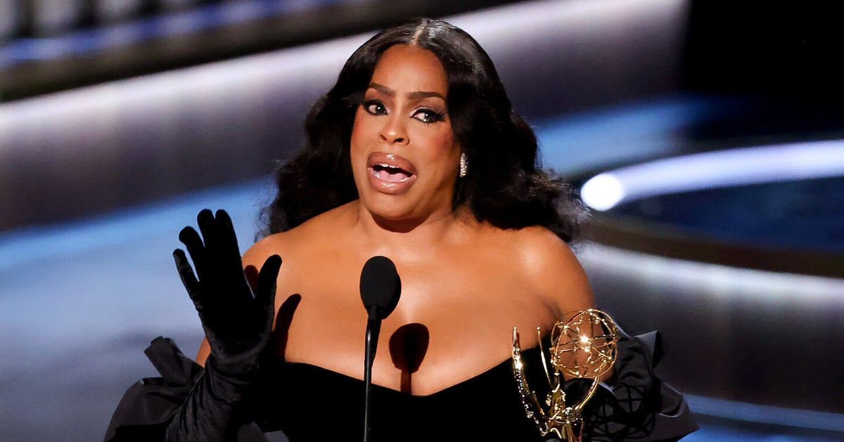 NextImg:Niecy Nash-Betts Shuts Down The House With Electric Speech At The Emmys