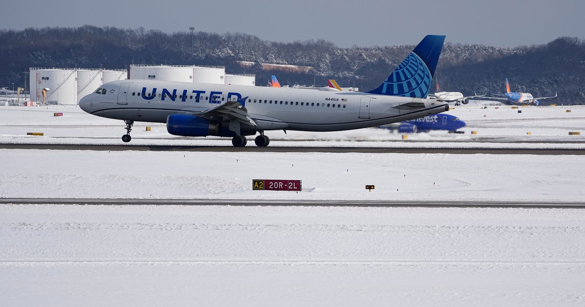 NextImg:Snow and Ice Cancels Hundreds of Flights Across U.S.