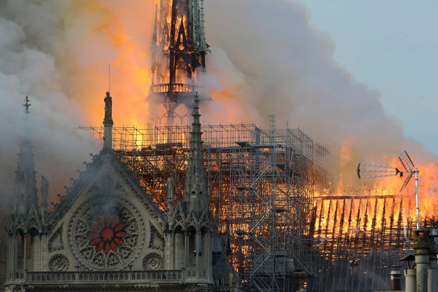 炎を上げて激しく燃えるパリのノートルダム大聖堂（2019年4月）