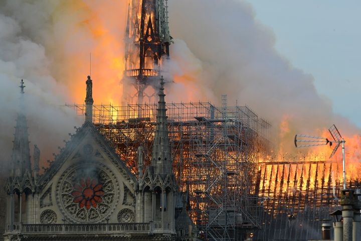 炎を上げて激しく燃えるパリのノートルダム大聖堂（2019年4月）
