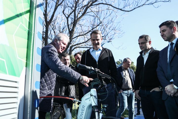 Ξενάγηση του πρωθυπουργού στον καινοτόμο σταθμό ανεφοδιασμού οχημάτων με «πράσινο» υδρογόνο