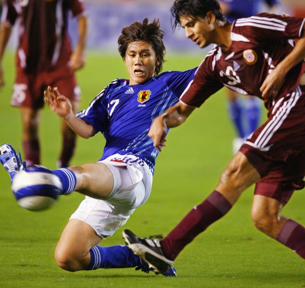 サッカー男子五輪最終予選・日本－カタール 前半、ボールに飛び込むMF柏木陽介（左、広島）＝2007年9月12日、東京・国立競技場で撮影