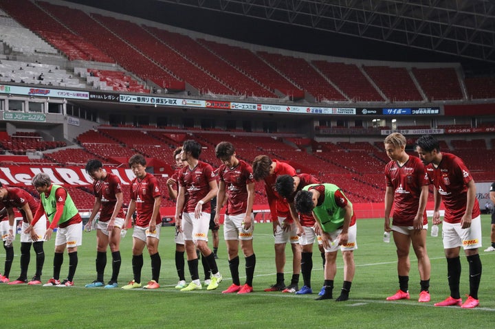 浦和レッズ－横浜Ｆ・マリノス戦。引き分けに終わり、無人の観客席に向かってあいさつする浦和イレブン＝2020年7月4日、埼玉スタジアムで撮影