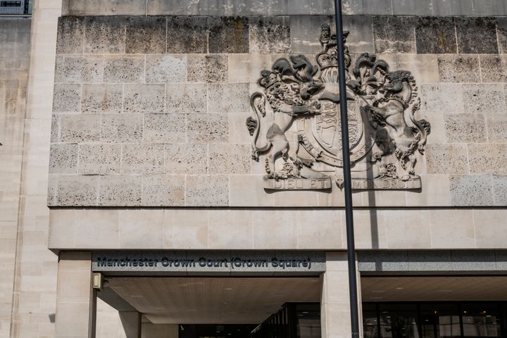 Κοντινό πλάνο της εισόδου του Crown Court στην Crown Square στο κέντρο της πόλης του Μάντσεστερ.