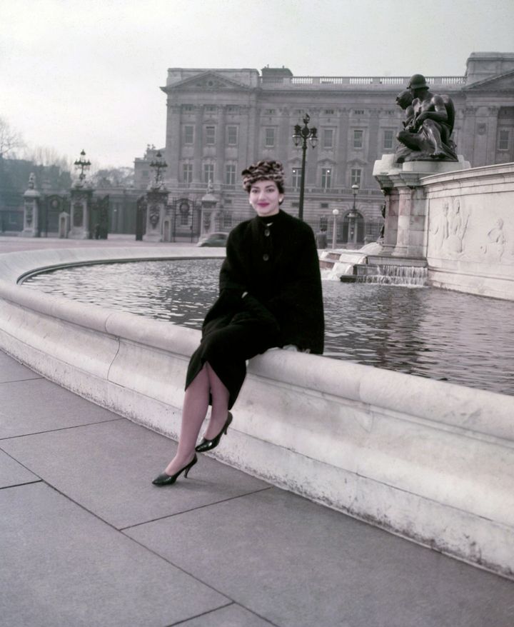 Η Μαρία Κάλλας στο μνημείο της Βασίλισσας Βικτωρίας έξω από το παλάτι του Μπάκινγχαμ στο Λονδίνο, στις 5 Ιουλίου 1965. 
