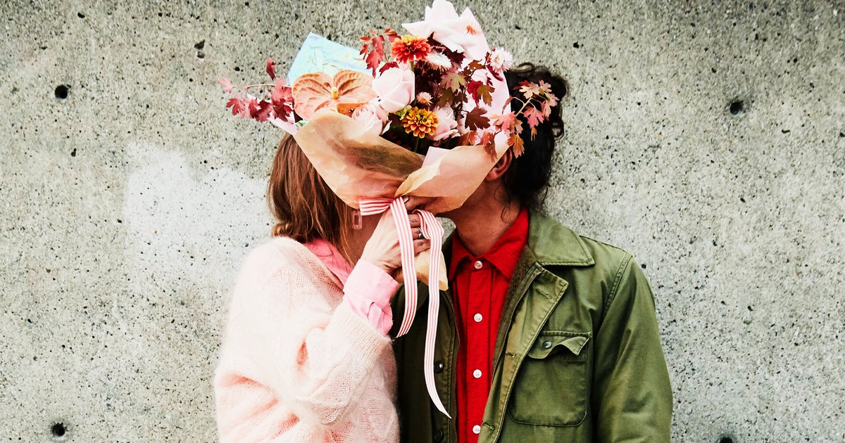 Should You Try 'Contra-Dating' This Year? Here's What The Experts Say.