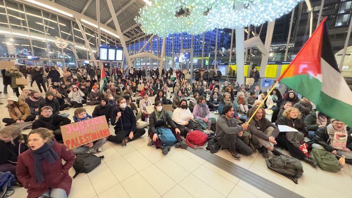 Συγκέντρωση υπέρ των Παλαιστινίων στην Γάζα στον σιδηροδρομικό σταθμό τς Ουτρέχης, Ολλανδία (18/01/2024)