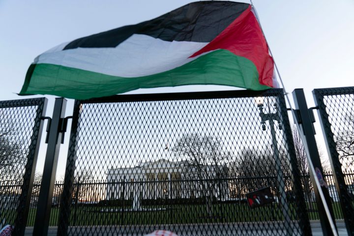 Διαδηλωτές έχουν "καρφώσει" σημαία της Παλαιστίνης έξω από τον Λευκό Οίκο