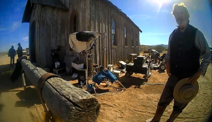 DOSSIER - Dans cette image tirée d'une vidéo publiée par le bureau du shérif du comté de Santa Fe, Alec Baldwin se tient en costume et parle avec les enquêteurs à la suite d'une fusillade mortelle sur un plateau de tournage à Santa Fe, Nouveau-Mexique (Bureau du shérif du comté de Santa Fe via AP, File)