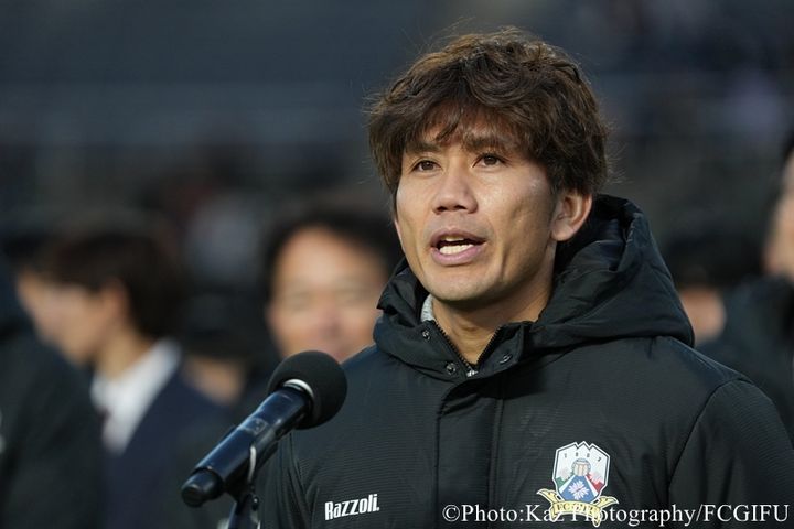 試合後のピッチでファンに語りかける柏木陽介選手＝2023年12月2日、岐阜県・岐阜メモリアルセンター長良川競技場