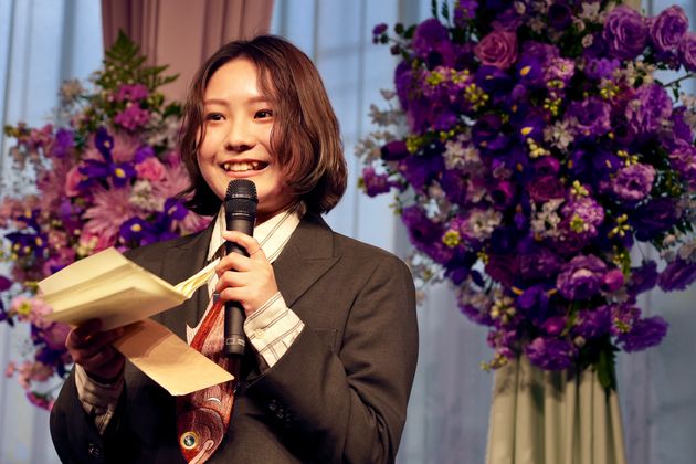 「メンズスーツ」で成人式イベントに出席し、新成人代表として抱負を話す小野心優さん