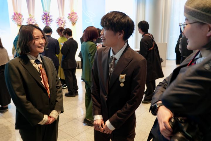 自分らしい格好で成人式イベントに参加した小野さん（左）