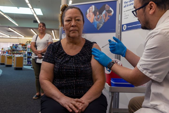 米カリフォルニア州の薬局でおこなわれた新型コロナワクチン接種の模様