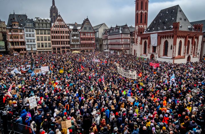 Δεκάδες χιλιάδες διαδηλωτές σε διαμαρτυρία κατά του κόμματος AfD και του δεξιού εξτρεμισμού. Φρανκφούρτη/Μάιν, Γερμανία, Σάββατο 20 Ιανουαρίου 2024.(AP Photo/Michael Probst)