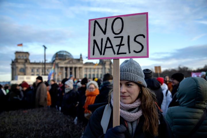 Οι άνθρωποι συγκεντρώνονται καθώς διαμαρτύρονται κατά του κόμματος AfD και του δεξιού εξτρεμισμού μπροστά από το κτίριο του Ράιχσταγκ στο Βερολίνο, Γερμανία, Κυριακή 21 Ιανουαρίου 2024. (AP Photo/Ebrahim Noroozi)
