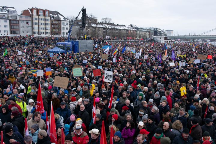 Περίπου 70.000 άτομα συμμετέχουν σε μια διαδήλωση ενάντια στο κόμμα AfD (Εναλλακτική για τη Γερμανία) στο Deutzer Werft στην Κολωνία της Γερμανίας, στις 21 Ιανουαρίου 2024. (Photo by Ying Tang/NurPhoto via Getty Images)