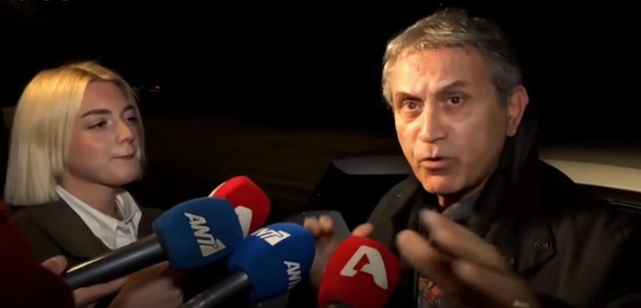 Ο Γιώργος Νταλάρας πολιορκημένος από τα δημοσιογραφικά μικρόφωνα.