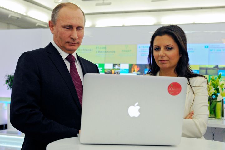 Ο Ρώσος πρόεδρος Βλαντιμίρ Πούτιν και η αρχισυντάκτρια του 24ωρου αγγλόφωνου τηλεοπτικού ειδησεογραφικού καναλιού RT (Russia Today), Μαργκαρίτα Σιμόνιαν, παρευρίσκονται σε έκθεση για τη 10η επέτειο του RT στη Μόσχα, Ρωσία, Πέμπτη 10 Δεκεμβρίου 2015.